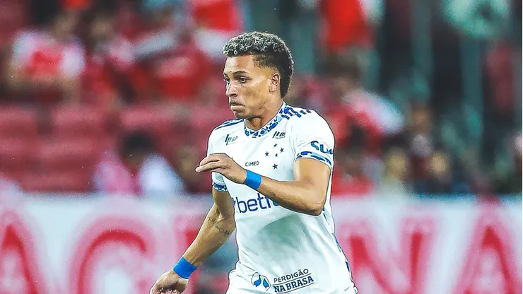 Rodriguinho jogador do Cruzeiro durante partida contra o Internacional no estadio Beira-Rio pelo campeonato Brasileiro A 2025. Foto: Giancarlo Santorum/AGIF