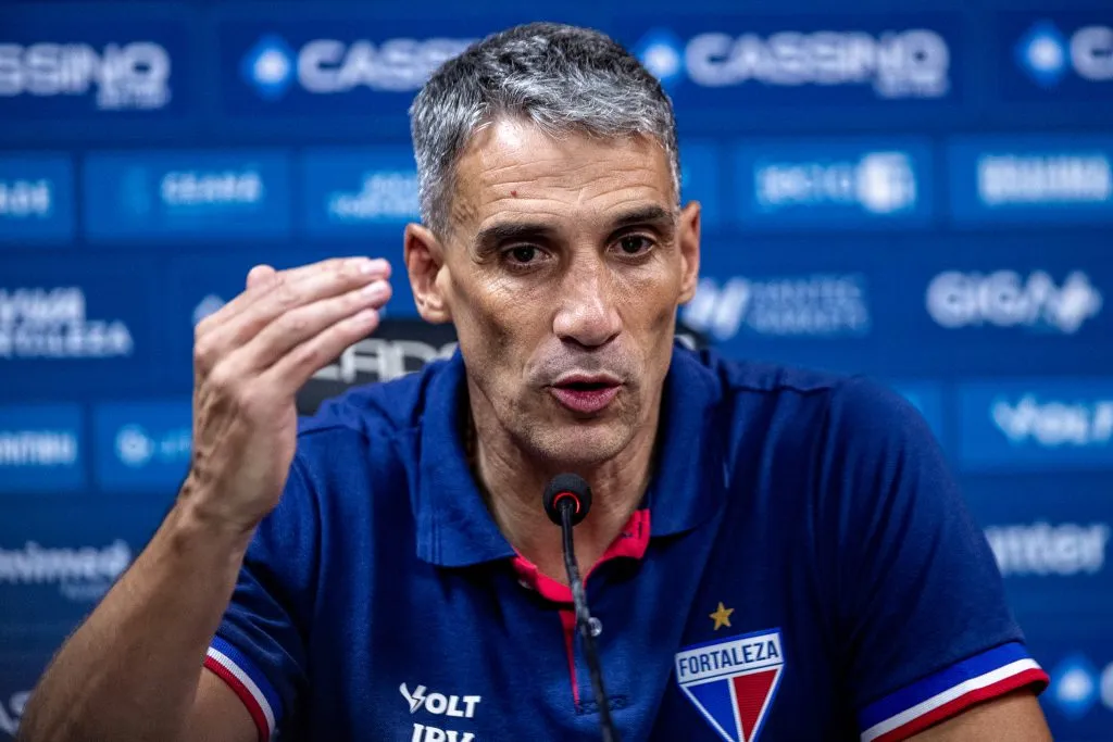 PE – RECIFE – 26/04/2025 – BRASILEIRO A 2025, SPORT X FORTALEZA – Juan Pablo Vojvoda tecnico do Fortaleza durante partida contra o Sport no estadio Ilha do Retiro pelo campeonato Brasileiro A 2025. Foto: Rafael Vieira/AGIF