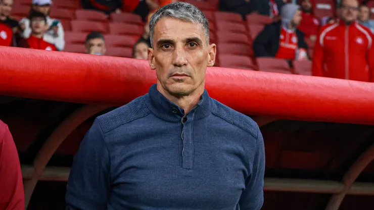Juan P. Vojvoda tecnico do Fortaleza durante partida contra o Internacional no estadio Beira-Rio pelo campeonato Brasileiro A 2024.