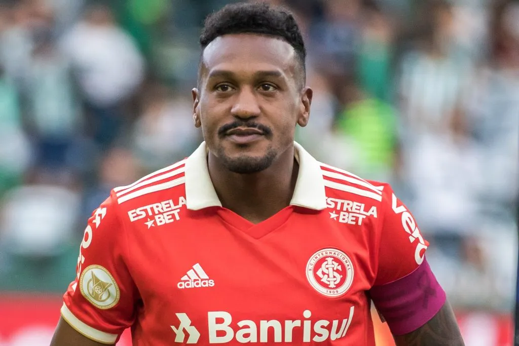 PR – Curitiba – 23/10/2022 – BRASILEIRO A 2022, CORITIBA X INTERNACIONAL – Edenilson jogador do Internacional durante execucao do hino nacional antes da partida contra o Coritiba no estadio Couto Pereira pelo campeonato Brasileiro A 2022. Foto: Robson Mafra/AGIF