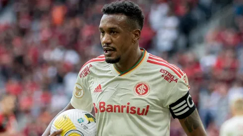 Edenilson jogador do Internacional durante partida contra o Athletico-PR no estadio Arena da Baixada pelo campeonato Brasileiro A 2022.