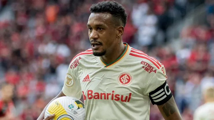 Edenilson jogador do Internacional durante partida contra o Athletico-PR no estadio Arena da Baixada pelo campeonato Brasileiro A 2022.