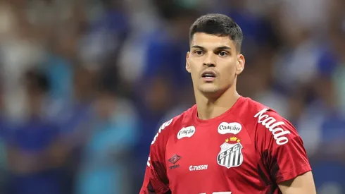 Gabriel Brazão goleiro do Santos durante partida contra o Cruzeiro no estádio Mineirão pelo campeonato Brasileiro A 2025. Foto: Gilson Lobo/AGIF