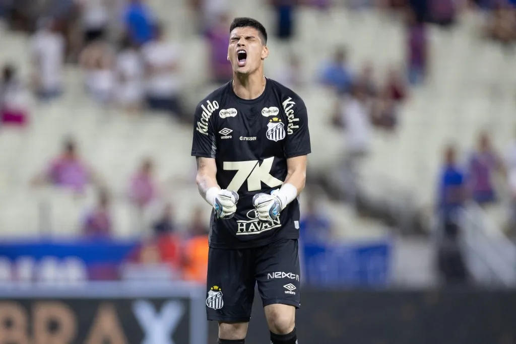 CE – FORTALEZA – 12/06/2025 – BRASILEIRO A 2025, FORTALEZA X SANTOS – Gabriel brazao goleiro do Santos comemora durante partida contra o Fortaleza no estadio Arena Castelao pelo campeonato Brasileiro A 2025. Foto: Baggio Rodrigues/AGIF