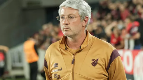 Odair Hellmann durante confronto contra o Paysandu na Série B de 2025.