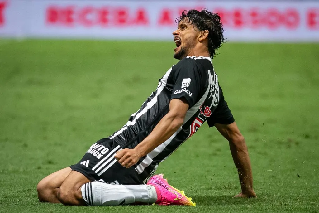 Gustavo Scarpa jogador do Atletico-MG comemora seu gol durante partida contra o Criciuma no estadio Arena MRV pelo campeonato Brasileiro A 2024. Foto: Fernando Moreno/AGIF