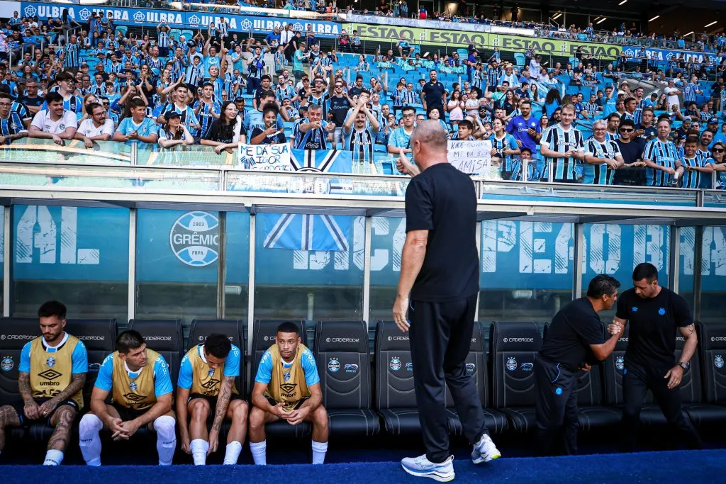 RS – PORTO ALEGRE – 04/05/2025 – BRASILEIRO A 2025, GREMIO X SANTOS – Mano Menezes tecnico do Gremio durante partida contra o Santos no estadio Arena do Gremio pelo campeonato Brasileiro A 2025. Foto: Maxi Franzoi/AGIF