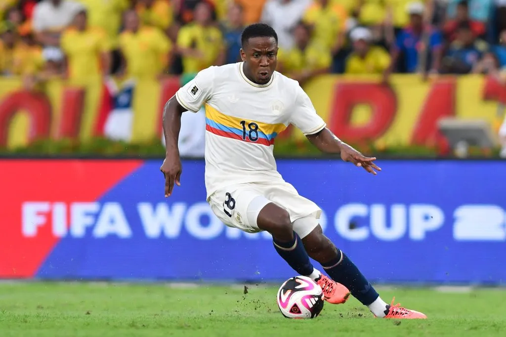BARRANQUILLA, COLOMBIA – OCTOBER 15: Luis Sinisterra of Colombia controls the ball during the FIFA World Cup 2026 South American Qualifier match between Colombia and Chile at Roberto Melendez Metropolitan Stadium on October 15, 2024 in Barranquilla, Colombia. (Photo by Gabriel Aponte/Getty Images)