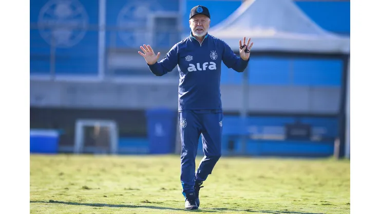 RS - FUTEBOL/ TREINO GREMIO 2025 - ESPORTES - Jogadores do Gremio realizam treino técnico durante a manha desta quinta-feira, no CT Luiz Carvalho, na preparação para a partida valida pelo Campeonato Brasileiro 2025. FOTO: LUCAS UEBEL/GREMIO FBPA
