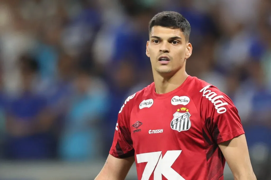 MG – BELO HORIZONTE – 10/08/2025 – BRASILEIRO A 2025, CRUZEIRO X SANTOS – Gabriel Brazao goleiro do Santos durante partida contra o Cruzeiro no estadio Mineirao pelo campeonato Brasileiro A 2025. Foto: Gilson Lobo/AGIF