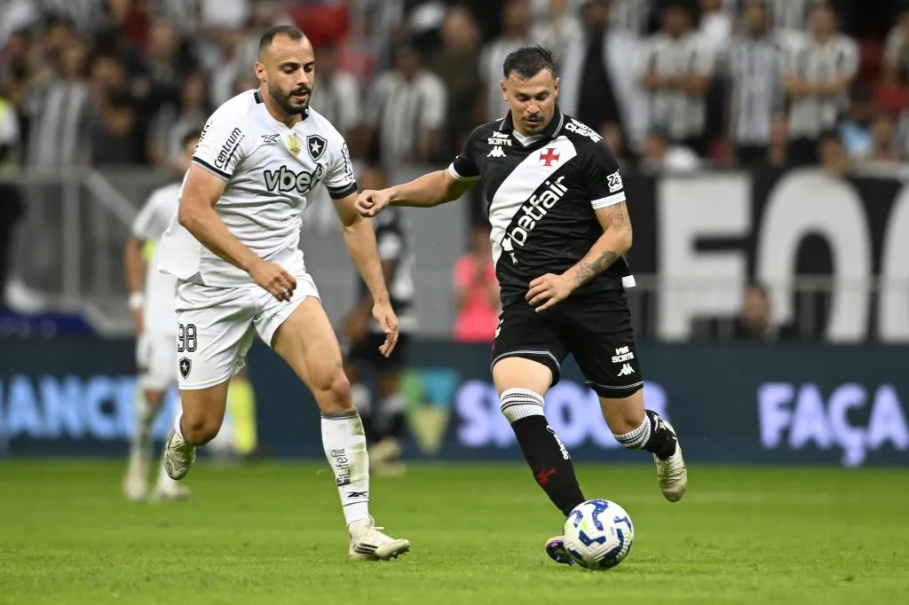 Hugo Moura jogador do Vasco durante partida contra o Botafogo no estadio Mane Garrincha pelo campeonato Brasileiro A 2025. Foto: Mateus Bonomi/AGIF