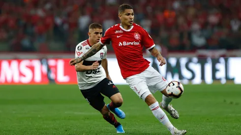 RS – Porto Alegre – 28/08/2019 – Libertadores 2019, Internacional x Flamengo – Paolo Guerrero do Internacional disputa lance com Cuellar do Flamengo durante partida no estadio Beira-Rio pelo campeonato Libertadores 2019 Foto: Jeferson Guareze/AGIF