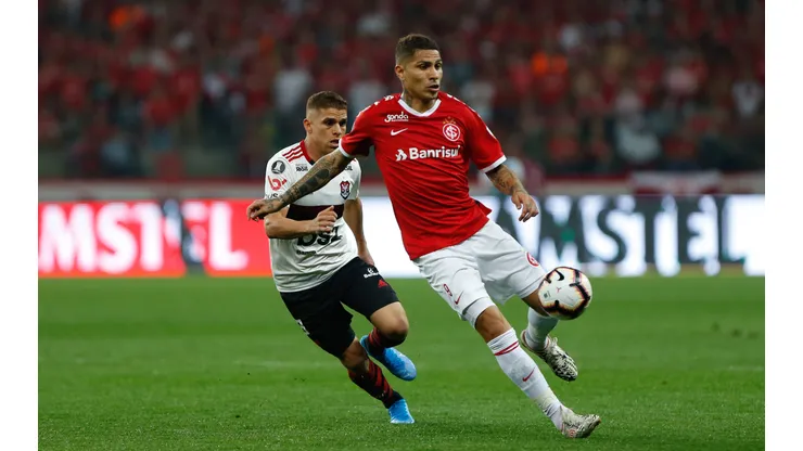 RS - Porto Alegre - 28/08/2019 - Libertadores 2019, Internacional x Flamengo - Paolo Guerrero do Internacional disputa lance com Cuellar do Flamengo durante partida no estadio Beira-Rio pelo campeonato Libertadores 2019 Foto: Jeferson Guareze/AGIF
