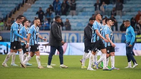 RS – PORTO ALEGRE – 10/08/2025 – BRASILEIRO A 2025, GREMIO X SPORT – Jogadores do Gremio lamentam derrota ao final da partida contra o Sport no estadio Arena do Gremio pelo campeonato Brasileiro A 2025. Foto: Maxi Franzoi/AGIF