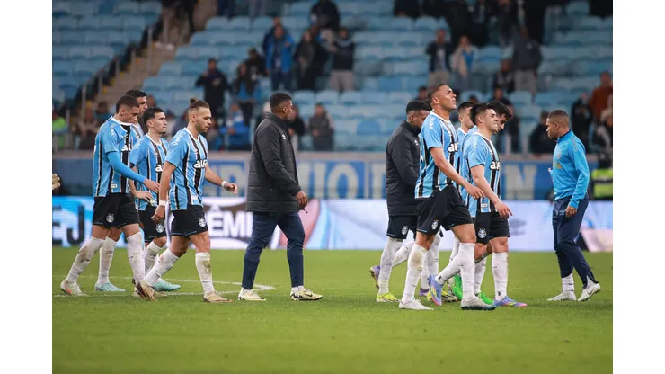 RS - PORTO ALEGRE - 10/08/2025 - BRASILEIRO A 2025, GREMIO X SPORT - Jogadores do Gremio lamentam derrota ao final da partida contra o Sport no estadio Arena do Gremio pelo campeonato Brasileiro A 2025. Foto: Maxi Franzoi/AGIF
