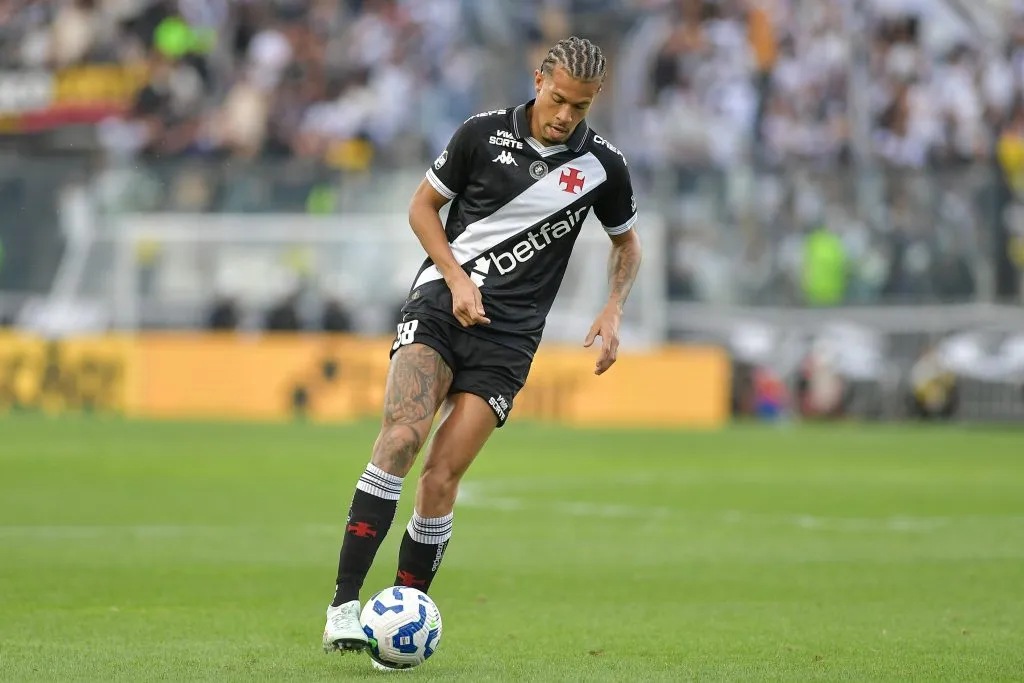 João Victor durante partida contra o Atlético-MG no Brasileirão 2025. Foto: Thiago Ribeiro/AGIF