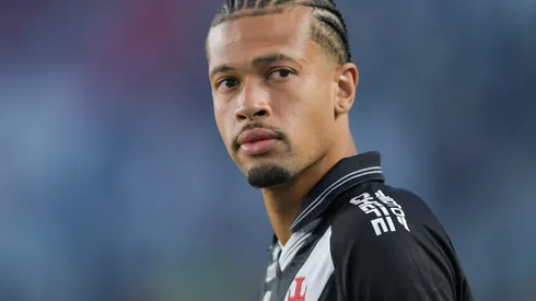 João Victor durante confronto contra o Grêmio no Brasileirão 2025.