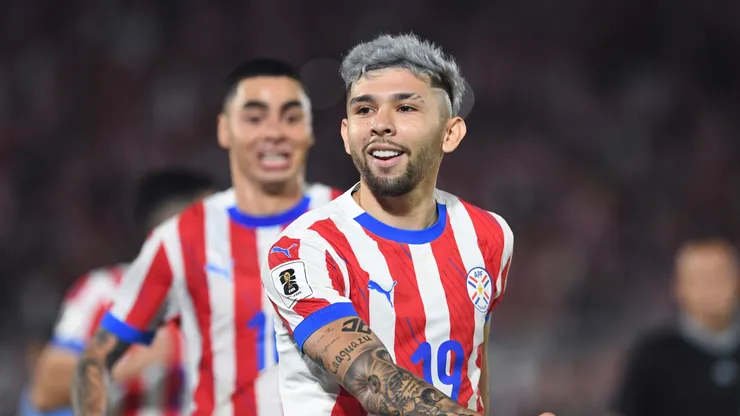ASUNCION, PARAGUAY - JUNE 05: Julio Enciso of Paraguay celebrates after scoring the team's second goal during the FIFA World Cup 2026 Qualifier match between Paraguay and Uruguay at Estadio Defensores del Chaco on June 05, 2025 in Asuncion, Paraguay. (Photo by Christian Alvarenga/Getty Images)
