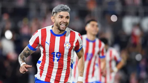 Julio Enciso do Paraguai comemora após marcar o segundo gol do time durante a partida de qualificação para a Copa do Mundo FIFA 2026 entre Paraguai e Uruguai no Estadio Defensores del Chaco em 05 de junho de 2025 em Assunção, Paraguai. (Foto de Christian Alvarenga/Getty Images)