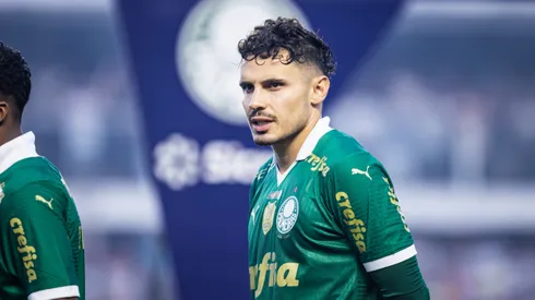 Raphael Veiga jogador do Palmeiras durante partida contra o Santos no estadio Vila Belmiro pelo campeonato Paulista 2024.