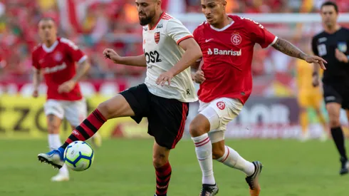 RS – Porto Alegre – 01/05/2019 – Brasileiro A 2019, Internacional x Flamengo – Leo Duarte do Flamengo disputa lance com Paolo Guerrero do Internacional durante partida no estadio Beira-Rio pelo campeonato Brasileiro A 2019 Foto: Jeferson Guareze/AGIF