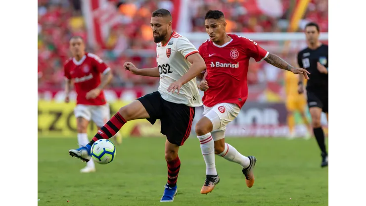 RS - Porto Alegre - 01/05/2019 - Brasileiro A 2019, Internacional x Flamengo - Leo Duarte do Flamengo disputa lance com Paolo Guerrero do Internacional durante partida no estadio Beira-Rio pelo campeonato Brasileiro A 2019 Foto: Jeferson Guareze/AGIF