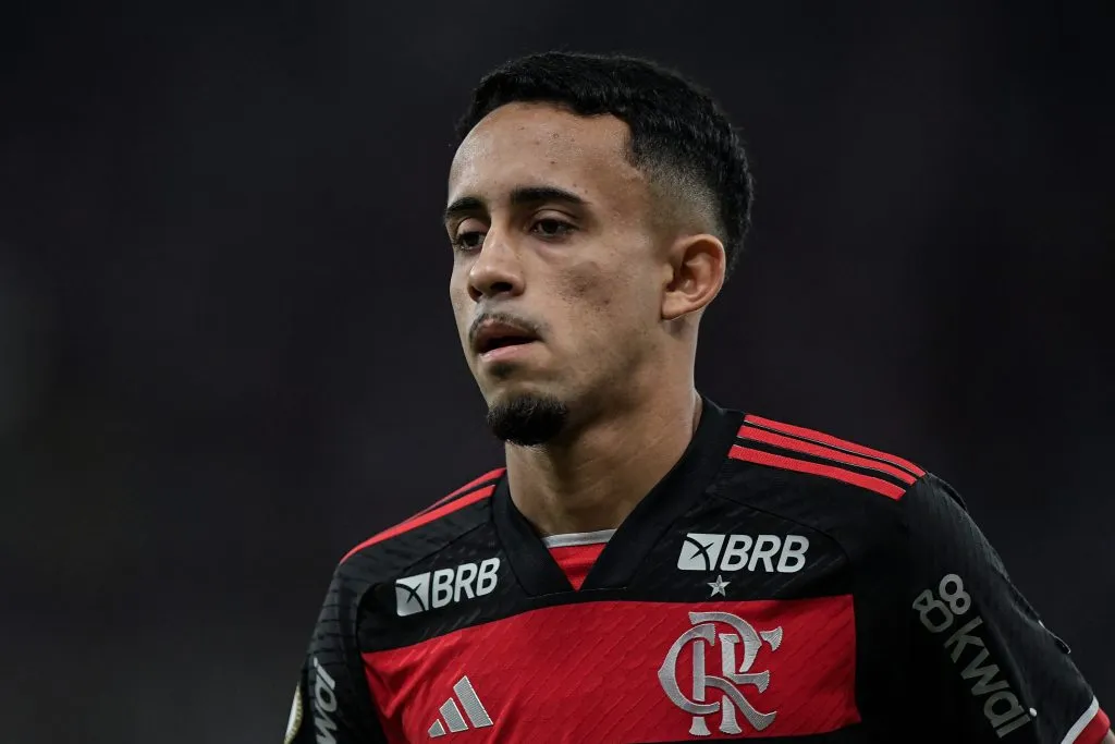 RJ – RIO DE JANEIRO – 29/09/2024 – BRASILEIRO A 2024, FLAMENGO X ATHLETICO-PR – Matheus Goncalves jogador do Flamengo durante partida contra o Athletico-PR no estadio Maracana pelo campeonato Brasileiro A 2024. Foto: Thiago Ribeiro/AGIF