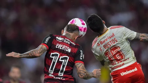 RJ – Rio de Janeiro – 05/10/2022 – BRASILEIRO A 2022, FLAMENGO X INTERNACIONAL – Everton Cebolinha jogador do Flamengo disputa lance com Fabricio Bustos jogador do Internacional durante partida no estadio Maracana pelo campeonato Brasileiro A 2022. Foto: Thiago Ribeiro/AGIF