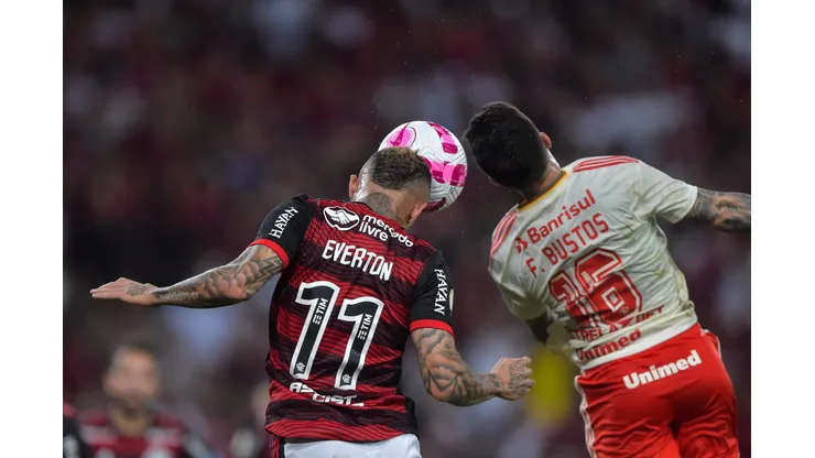 RJ - Rio de Janeiro - 05/10/2022 - BRASILEIRO A 2022, FLAMENGO X INTERNACIONAL - Everton Cebolinha jogador do Flamengo disputa lance com Fabricio Bustos jogador do Internacional durante partida no estadio Maracana pelo campeonato Brasileiro A 2022. Foto: Thiago Ribeiro/AGIF