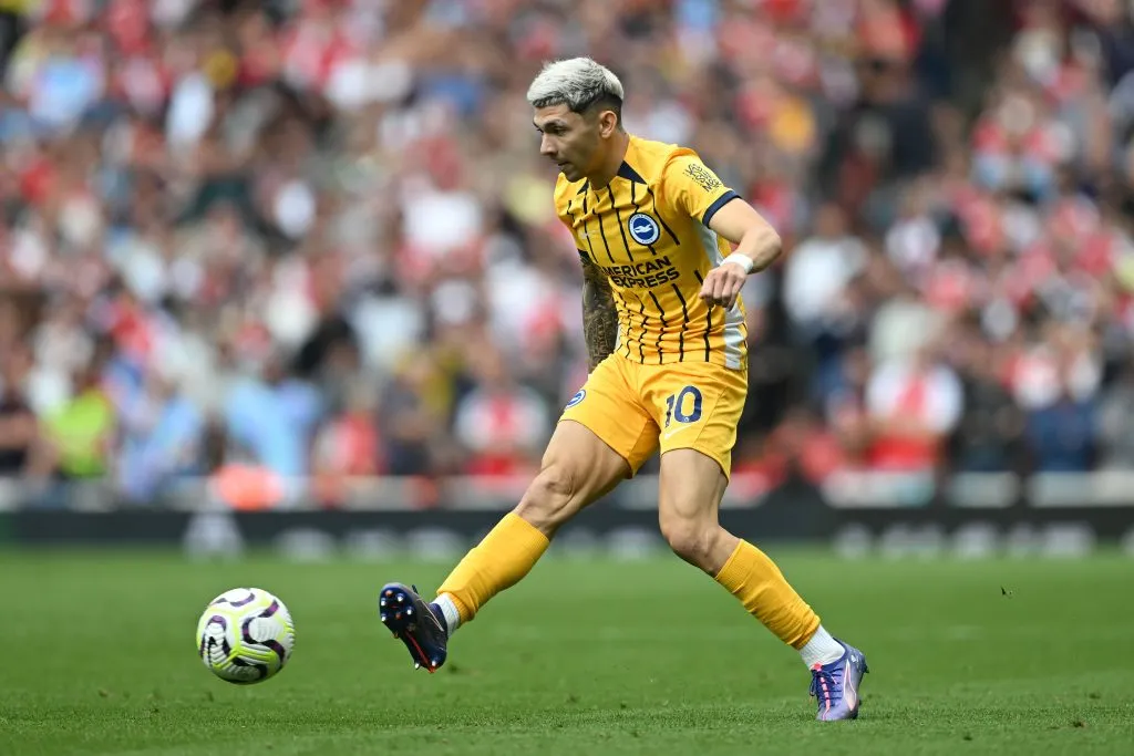 LONDON, ENGLAND – AUGUST 31: Julio Enciso of Brighton in action during the Premier League match between Arsenal FC and Brighton &amp; Hove Albion FC at Emirates Stadium on August 31, 2024 in London, England. (Photo by Mike Hewitt/Getty Images)