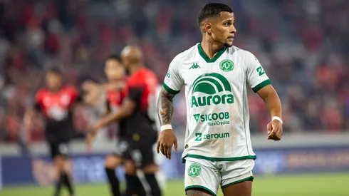 Mailton jogador do Chapecoense durante partida contra o Athletico-PR no estadio Arena da Baixada pelo campeonato Brasileiro B 2025.