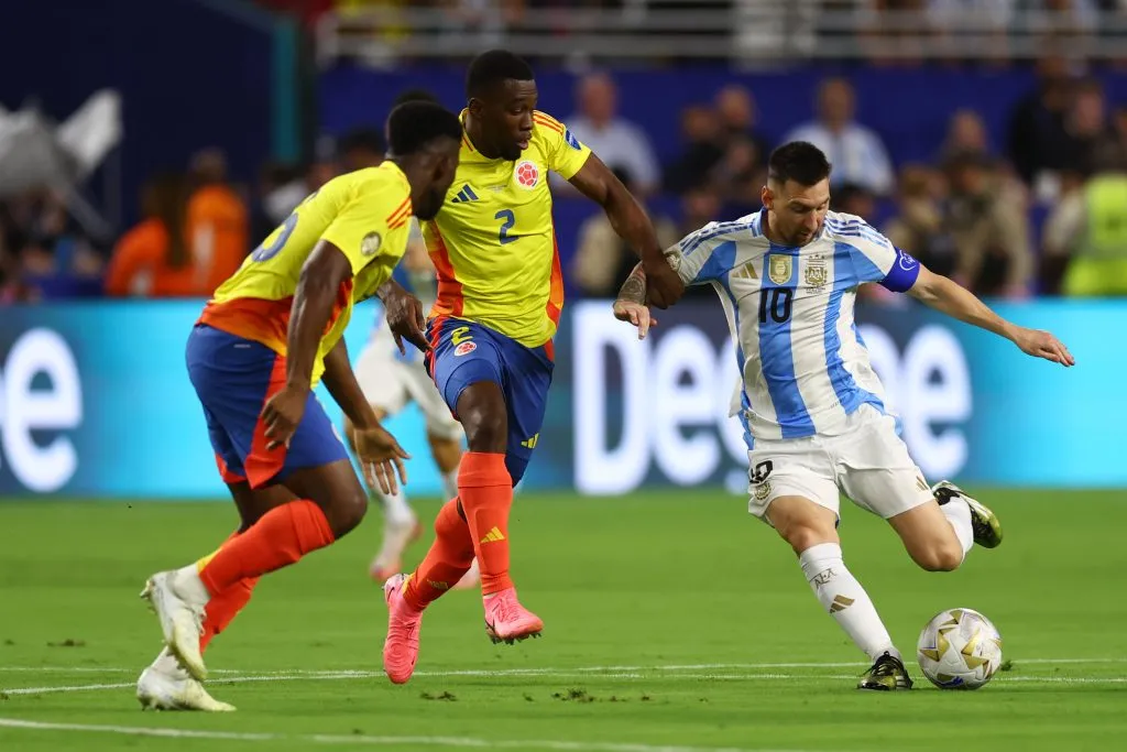 Carlos Cuesta marcando Lionel Messi. (Photo by Maddie Meyer/Getty Images)