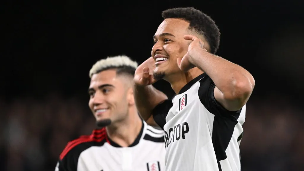 Andreas Pereira e Rodrigo Muniz em campo pelo Fulham. (Photo by Mike Hewitt/Getty Images)
