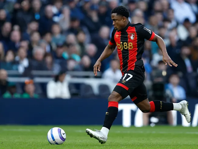 Luis Sinisterra atuando no Bournemouth nesta temporada – Photo by Nigel French/Sportsphoto/Allstar via Getty Images)