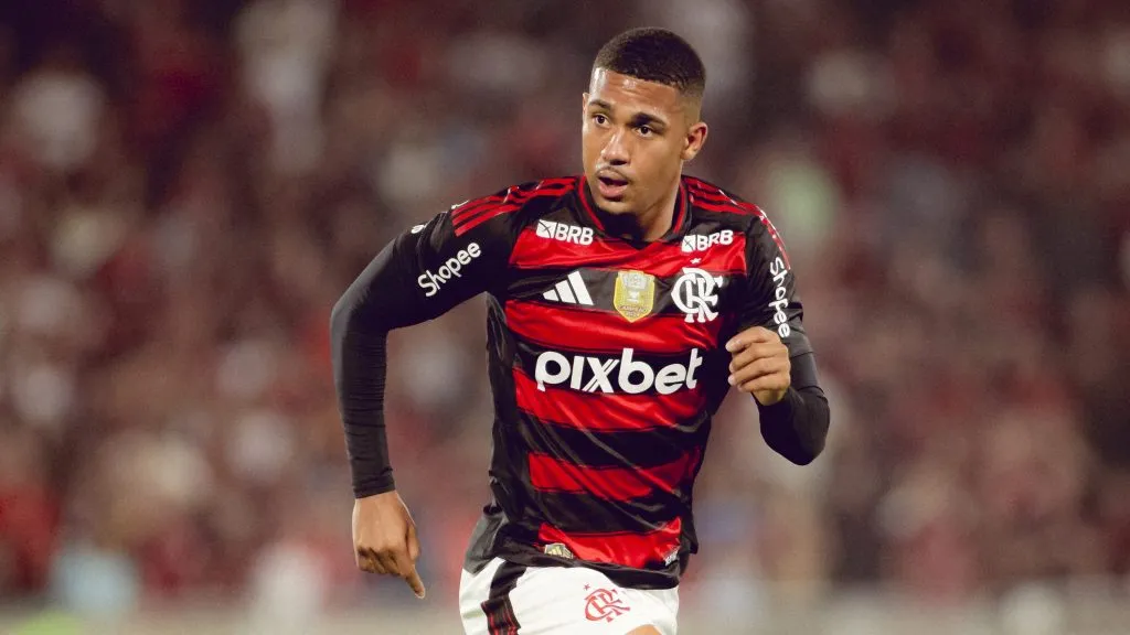 Samuel Lino em campo com o manto do Mengão enquanto era patrocinado pela Pixbet. Foto: Adriano Fontes/Flamengo