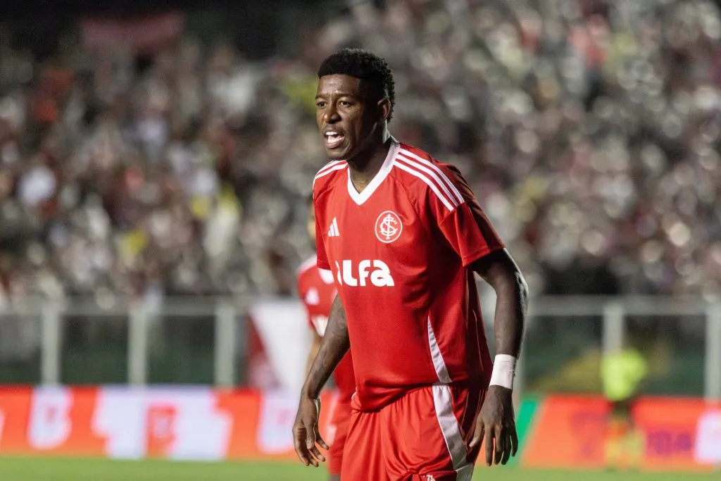 Vitão retorna ao time titular após cumprir suspensão no último jogo do Internacional. Foto: Lucas Gabriel Cardoso/AGIF