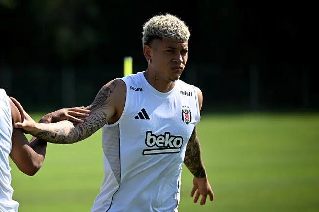 Elan Ricardo no Besiktas – (Photo by Ahmet Okatali/Anadolu via Getty Images)