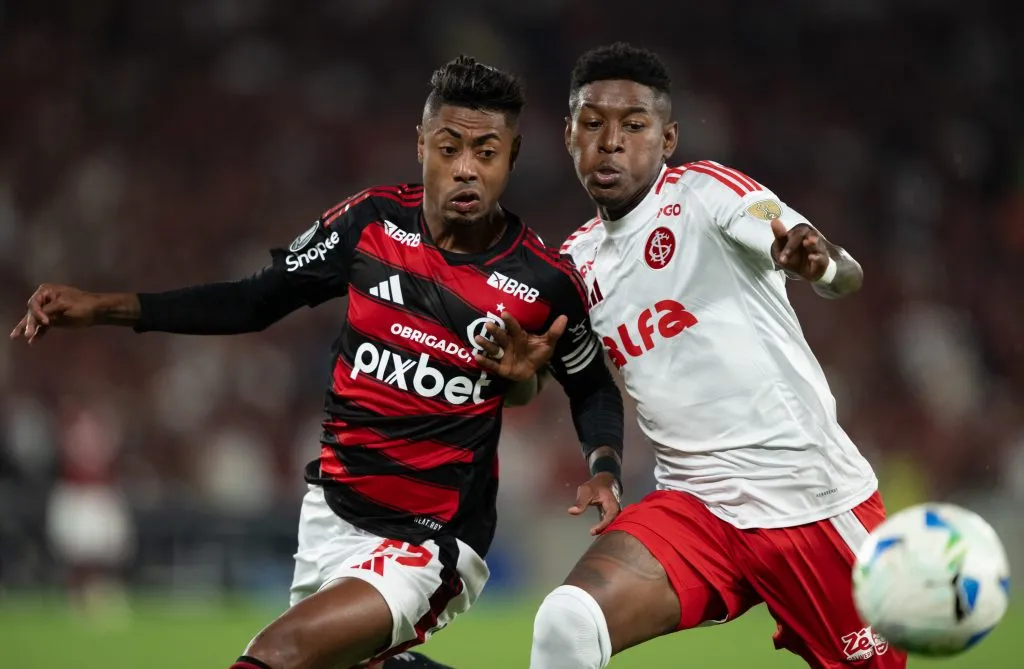 Bruno Henrique jogador do Flamengo disputa lance com Vitao jogador do Internacional durante partida no estadio Maracana pelo campeonato Copa Libertadores 2025. Foto: Jorge Rodrigues/AGIF