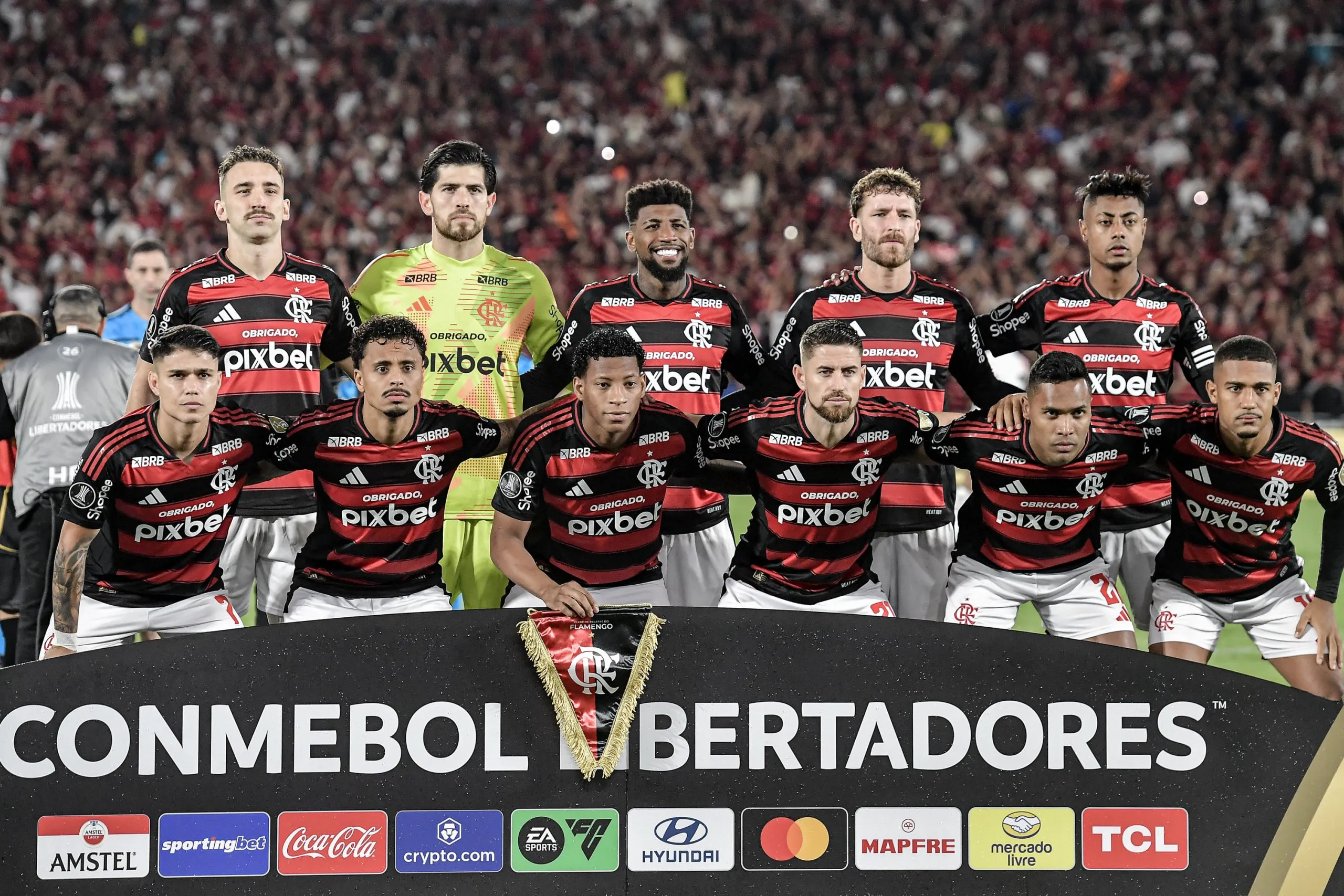 Jogadores do Flamengo posam para foto antes na partida contra Internacional no estadio Maracana pelo campeonato Copa Libertadores 2025. Foto: Thiago Ribeiro/AGIF