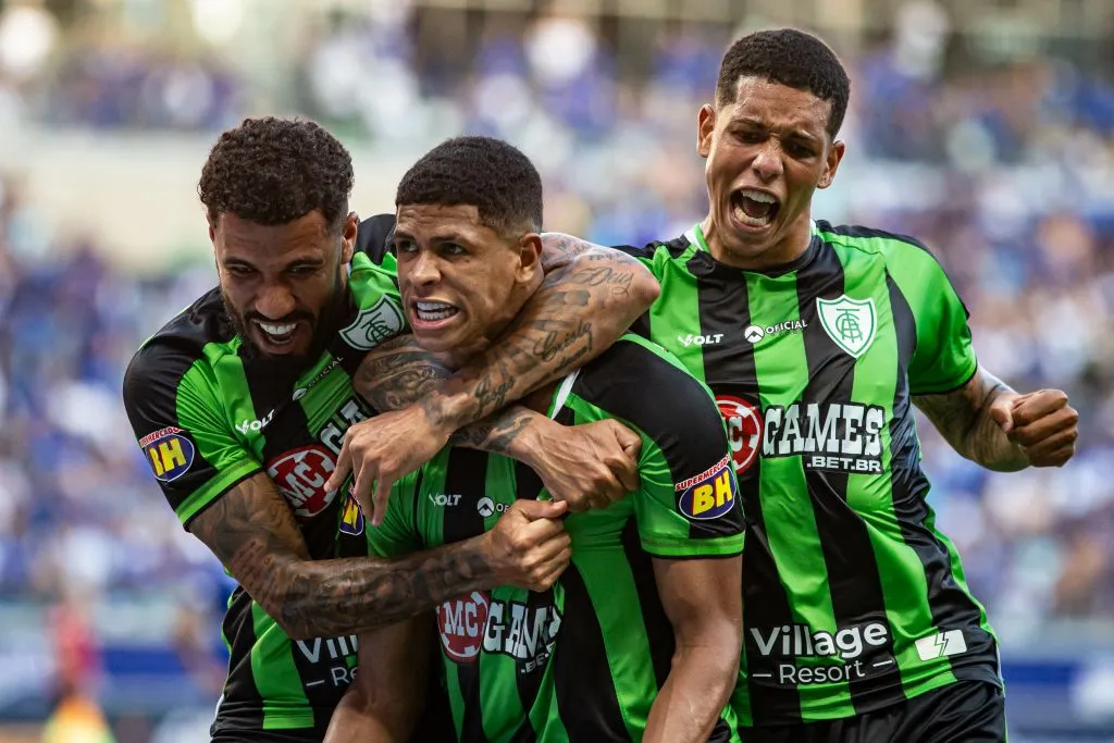 Cauan Barros jogador do America-MG comemora seu gol durante partida contra o Cruzeiro no estadio Mineirao pelo campeonato Mineiro 2025. Foto: Fernando Moreno/AGIF