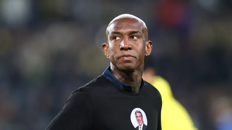 Anderson Talisca, do Fenerbahçe, aquece durante a partida da Superliga Turca entre Fenerbahçe e Rizespor, no Estádio Ulker Sukru Saracoglu, em 2 de fevereiro de 2025, em Istambul, Turquia. (Foto de Ahmad Mora/Getty Images)