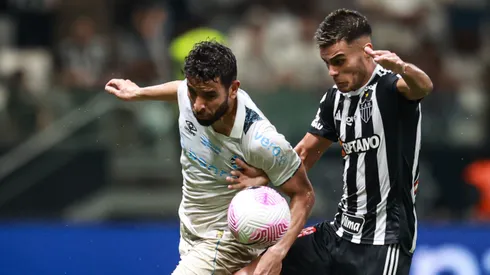 MG – BELO HORIZONTE – 09/10/2024 – BRASILEIRO A 2024, ATLETICO-MG X GREMIO – Fausto Vera jogador do Atletico-MG disputa lance com Pepe jogador do Gremio durante partida no estadio Arena MRV pelo campeonato Brasileiro A 2024. Foto: Gilson Lobo/AGIF