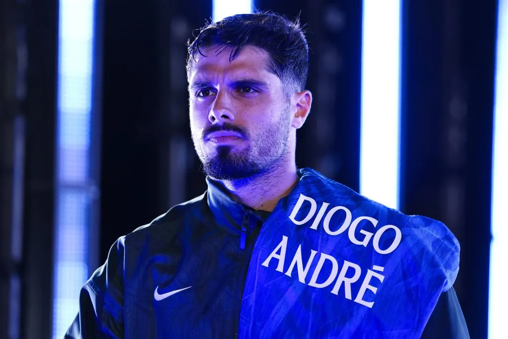 Pedro Neto homenageia Diogo Jota e André Silva. (Photo by Dan Mullan/Getty Images)