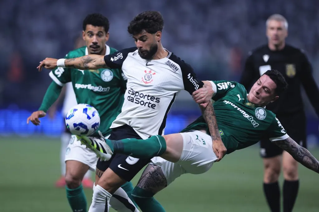 Anibal Moreno jogador do Palmeiras disputa lance com Yuri Alberto jogador do Corinthians durante partida no estadio Arena Allianz Parque pelo campeonato Copa Do Brasil 2025. Foto: Ettore Chiereguini/AGIF