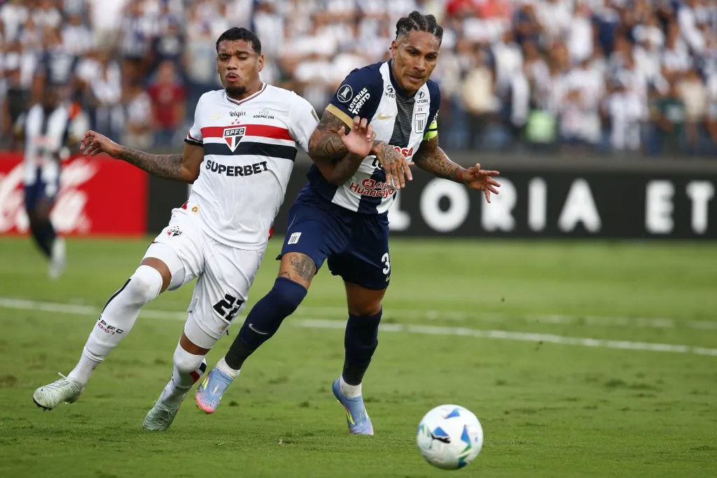 LIMA, PERU – MAY 06: Ruan Tressoldi of Sao Paulo and Paolo Guerrero of Alianza Lima battle for the ball during a Copa CONMEBOL Libertadores 2025 game between Alianza Lima and Sao Paulo at Estadio Alejandro Villanueva on May 06, 2025 in Lima, Peru. (Photo by Fernando Sangama/Getty Images)