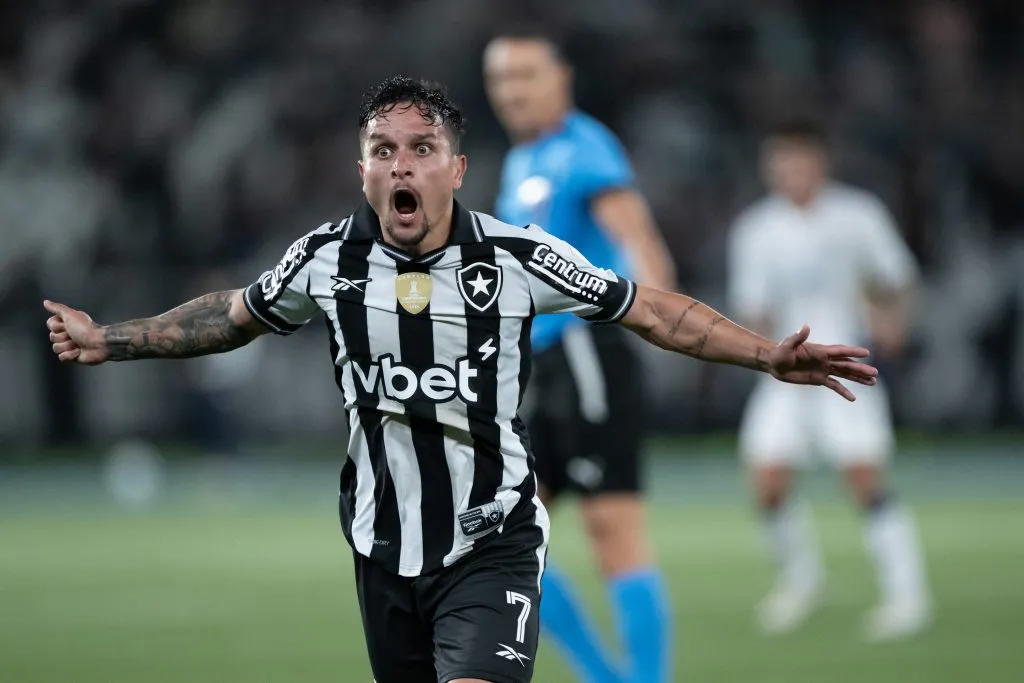 Artur jogador do Botafogo reclama com a arbitragem durante partida contra o LDU no estadio Engenhao pelo campeonato Copa Libertadores 2025. Foto: Jorge Rodrigues/AGIF