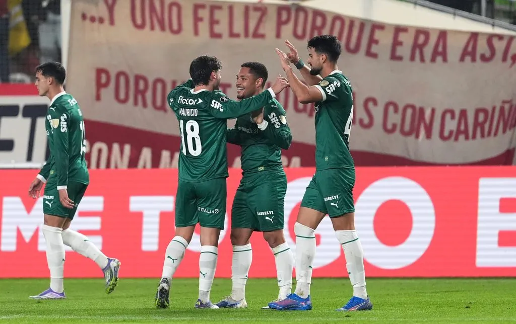 Vitor Roque comemorando gol do Palmeiras diante do Universitario. (Foto: Raul Sifuentes/Getty Images)