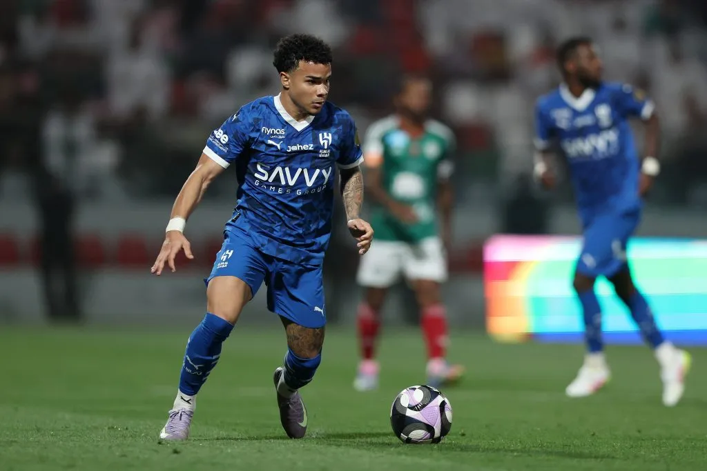 Kaio Cesar, do Al-Hilal, corre com a bola durante a partida da Saudi Pro League entre Al Ettifaq e Al-Hilal no Estádio EGO, em 11 de abril de 2025, em Ad Dammam, Arábia Saudita. (Foto de Yasser Bakhsh/Getty Images)
