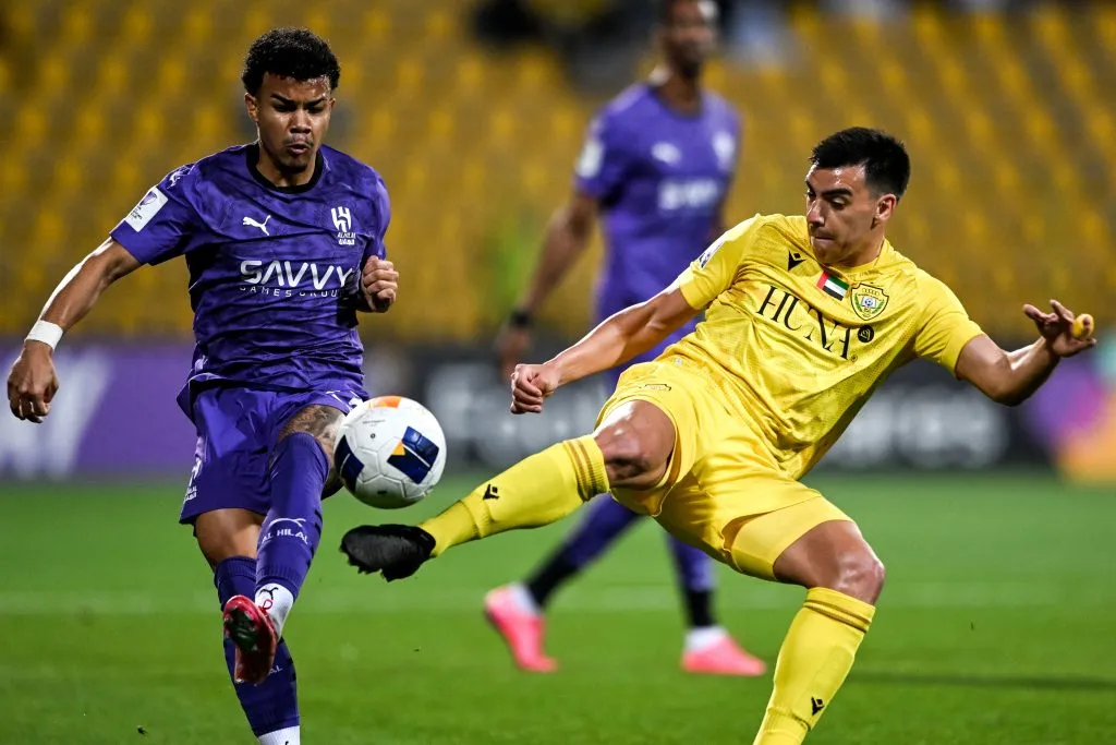 Kaio Cesar Lima, do Al-Hilal, disputa a bola com Nicolas Gimenez, do Al Wasl, durante a partida de elite da Liga dos Campeões da AFC entre Al Wasl e Al-Hilal no Estádio Zabeel, em 18 de fevereiro de 2025, em Dubai, Emirados Árabes Unidos. (Foto de Martin Dokoupil/Getty Images)