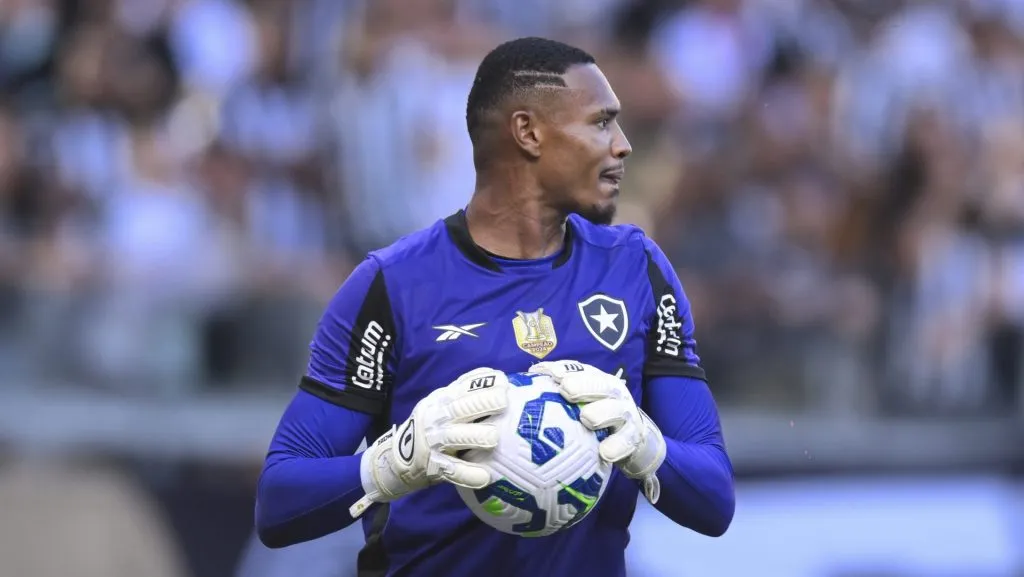 John explica razões que o fizeram permanecer no Botafogo